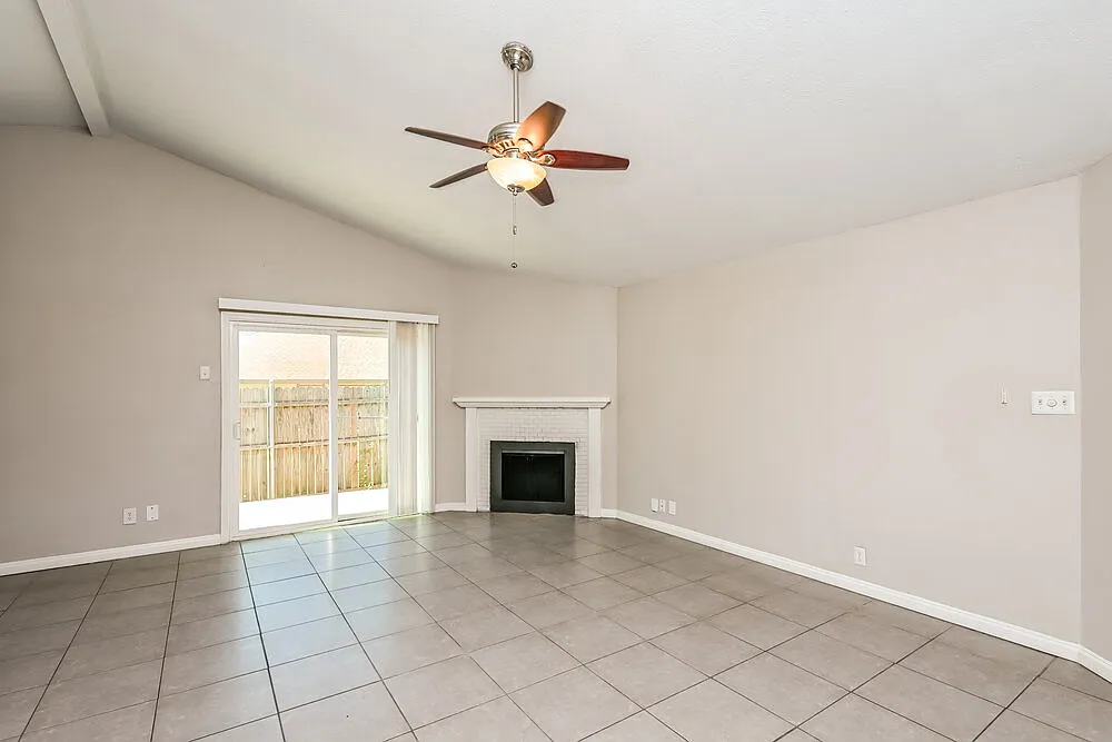 3 bed, 2.0 bath, 1188 sqft, $1,865 — Photo 3