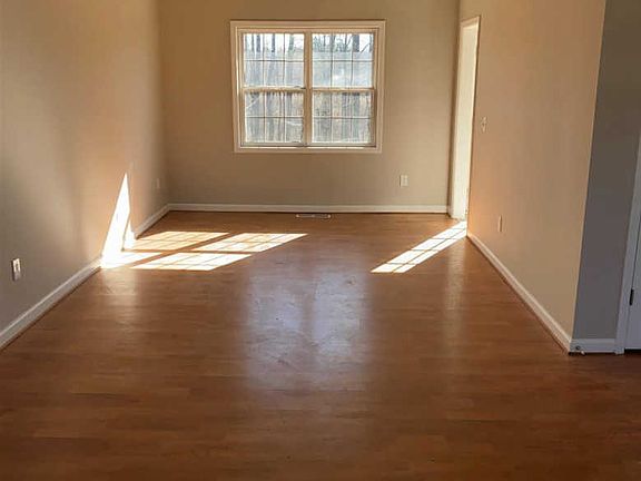 4th image of 224 Deerfield Ln