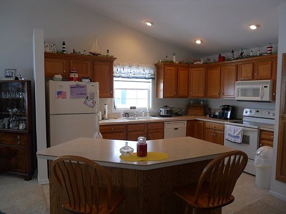 Kitchen with recess can lighting