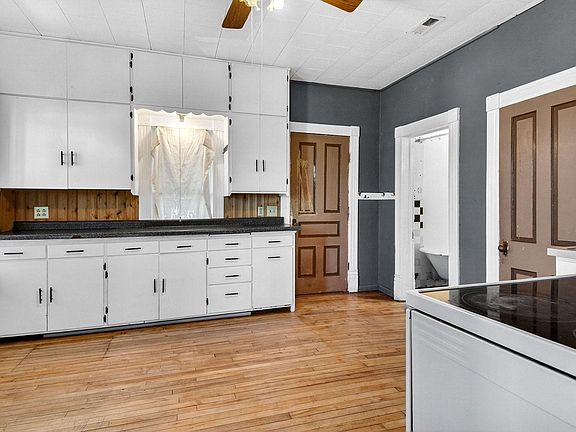 4th image of 23965 Washington St