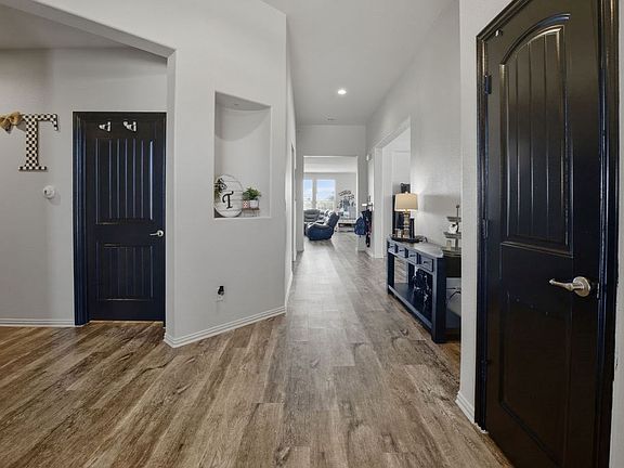 4th image of 1006 Daisy Rd