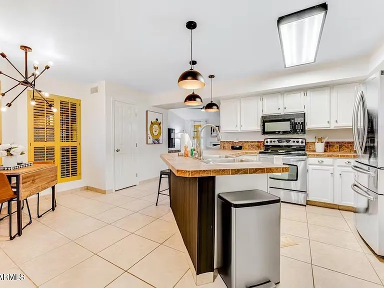 5801 E Paradise Ln — Photo 4