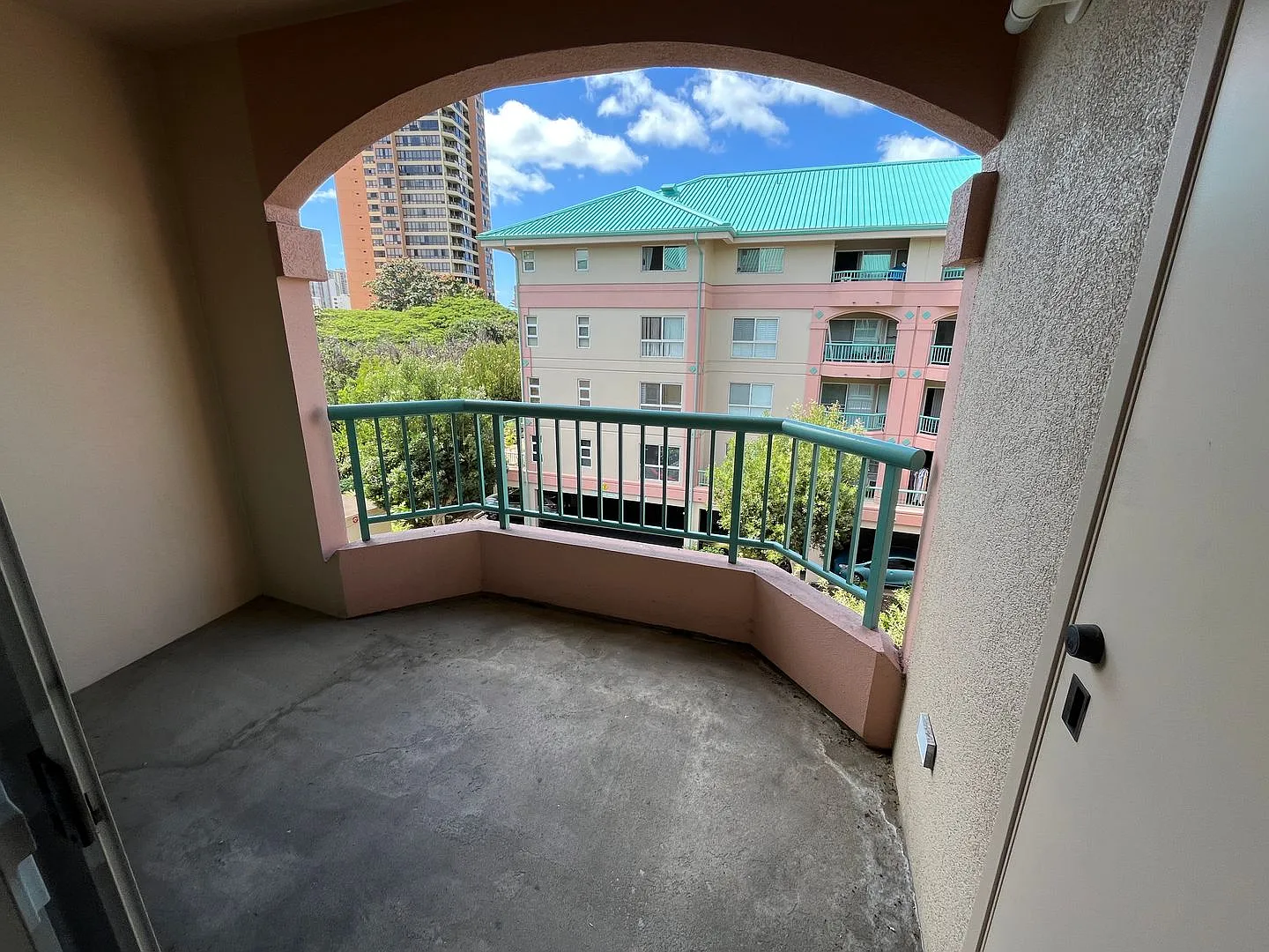 Salt Lake (Honolulu)-Country Club Village - AC in living room, 2 bed, 2 bath, 2 parking — Photo 4