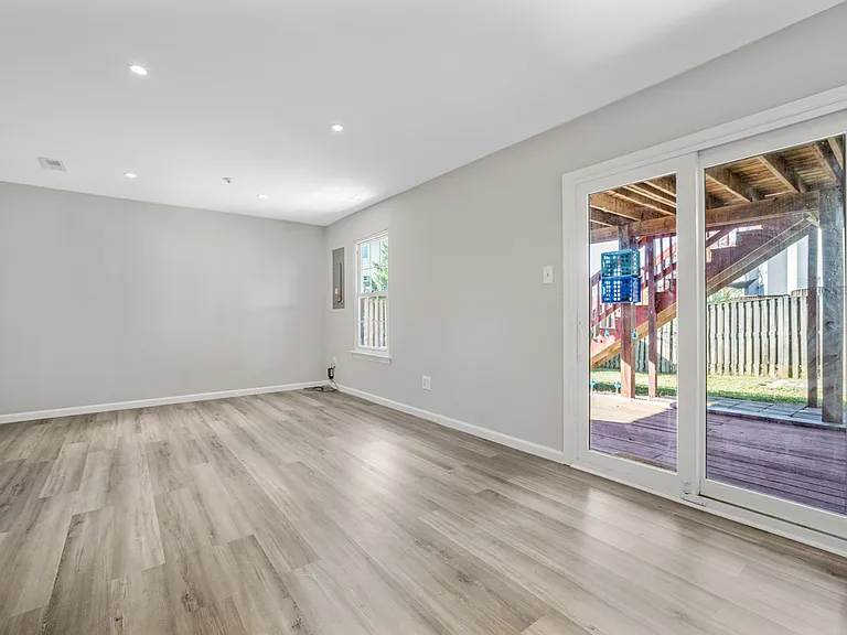 7800 Greenbrook Dr — Photo 23