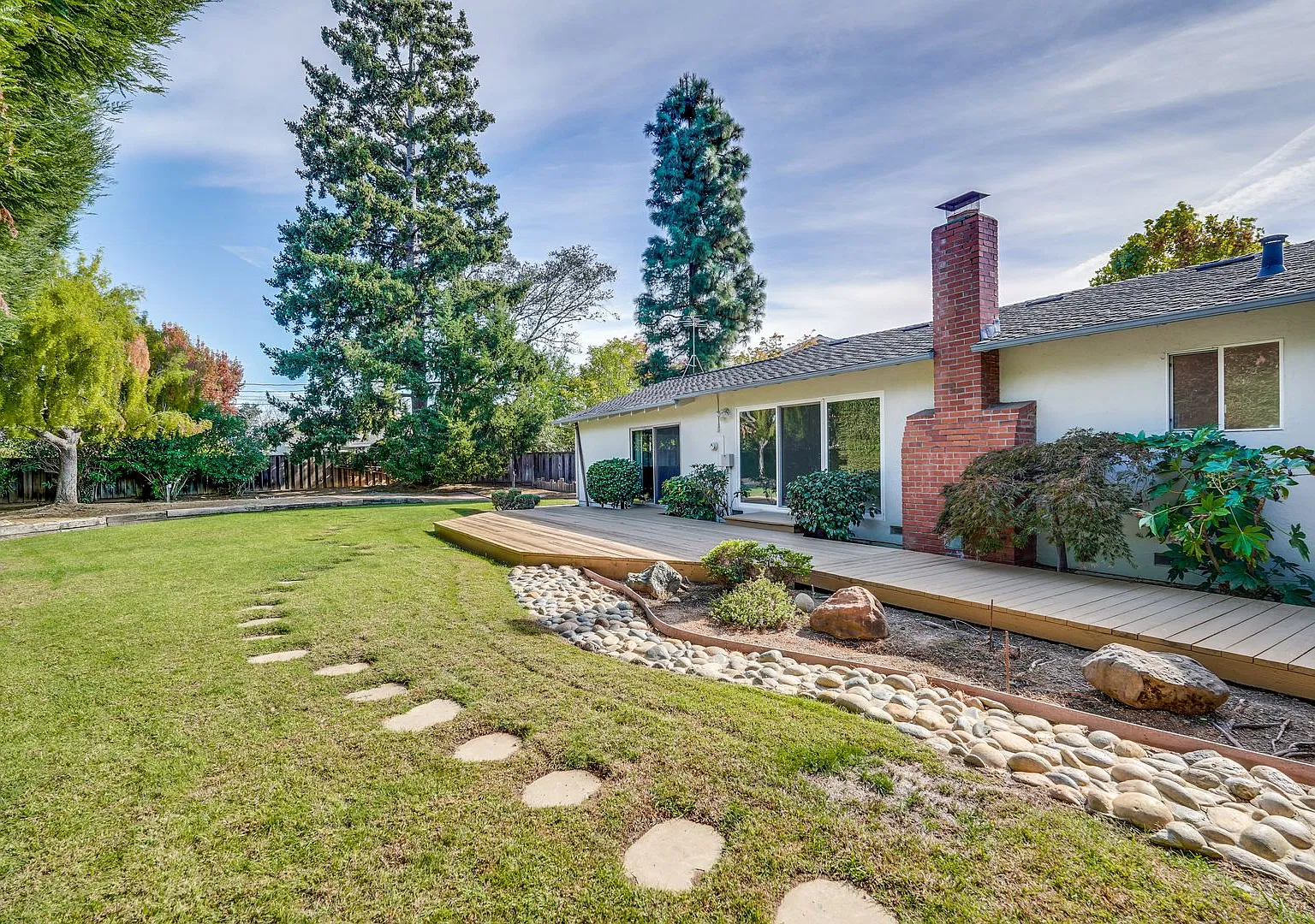 Charming Single-Family Home in Sunnyvale Neighborhood with expansive backyard — Photo 2