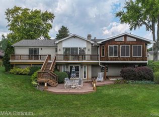 1375 Blue Water Dr, Fenton, MI 48430
