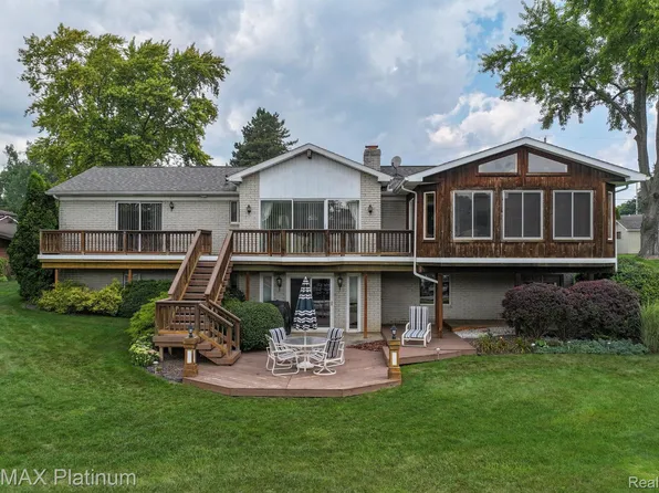 1375 Blue Water Dr, Fenton, MI 48430