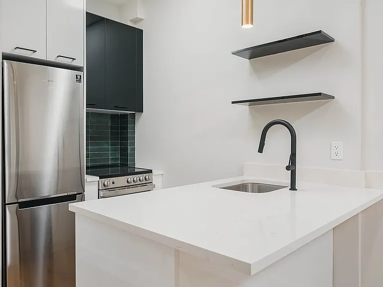 240 Montrose Ave #3L — Photo 5