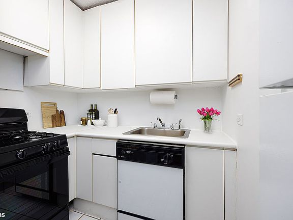 3rd image of 200 W 79th St APT 7A