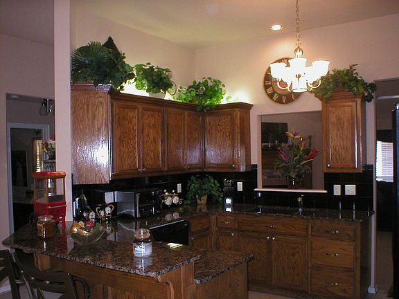 Elegant kitchen w/granite countertops