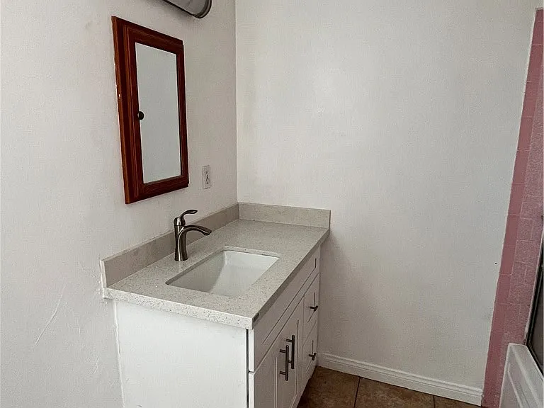 2844 Ardmore Ave #8 — Photo 6