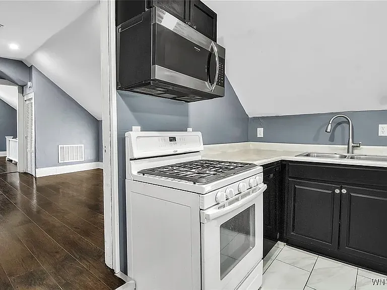 199 Amber St #2 — Photo 6