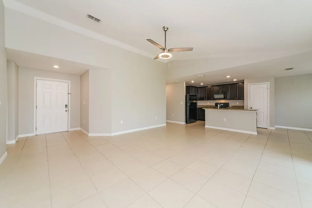 3 bed, 2.0 bath, 1684 sqft, $1,960 — Photo 3