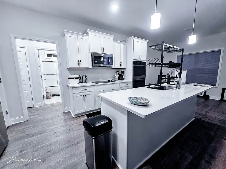 1718 Oak Forest Dr — Photo 2