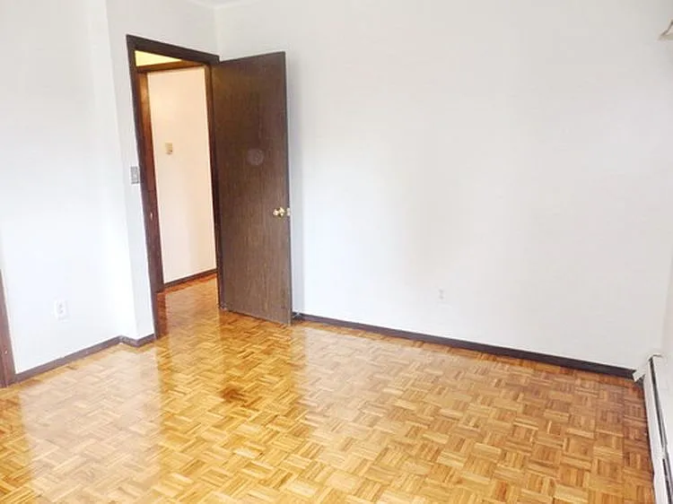 SHASHI'S APARTMENT HOMES — Photo 6