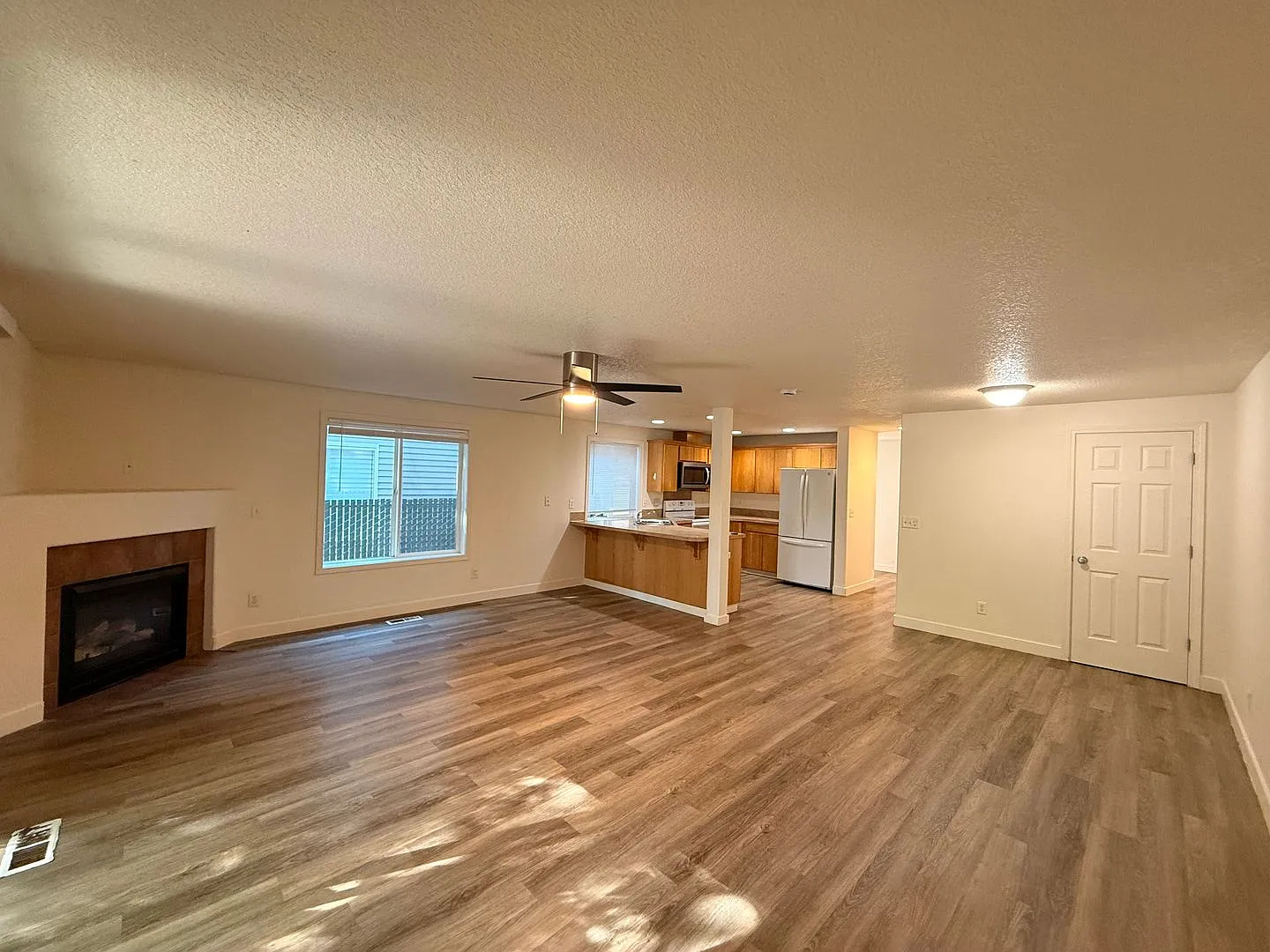 Spacious Vancouver Town Home with Open-Concept Living & Gas Fireplace — Photo 3