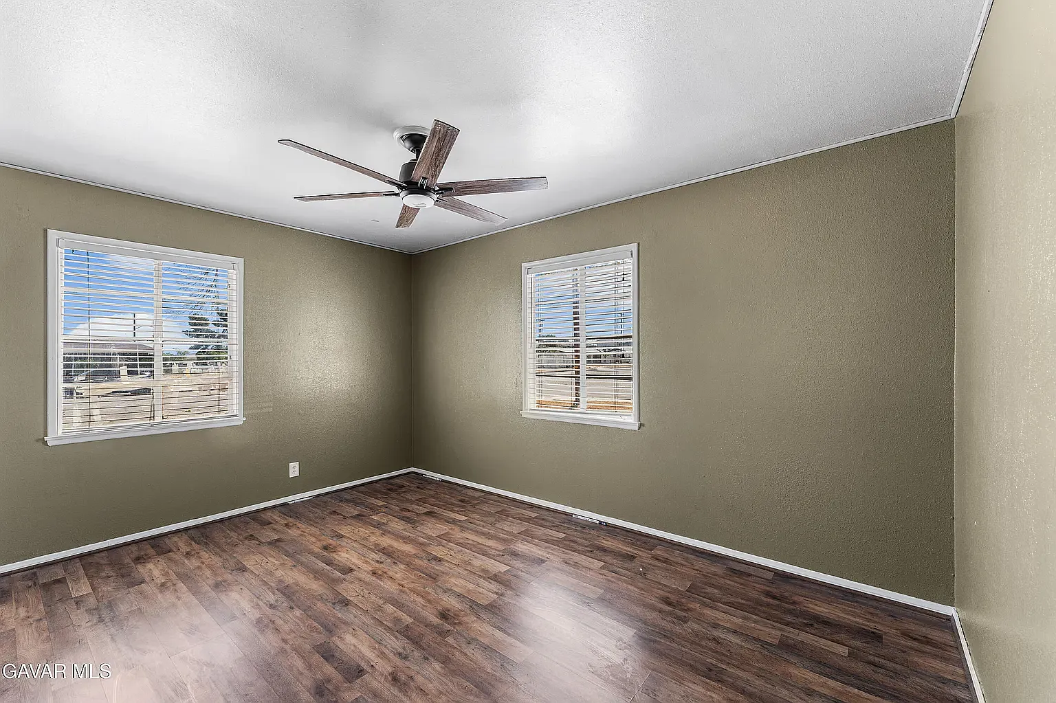 3 bed, 1093 sqft, $1,900 — Photo 3