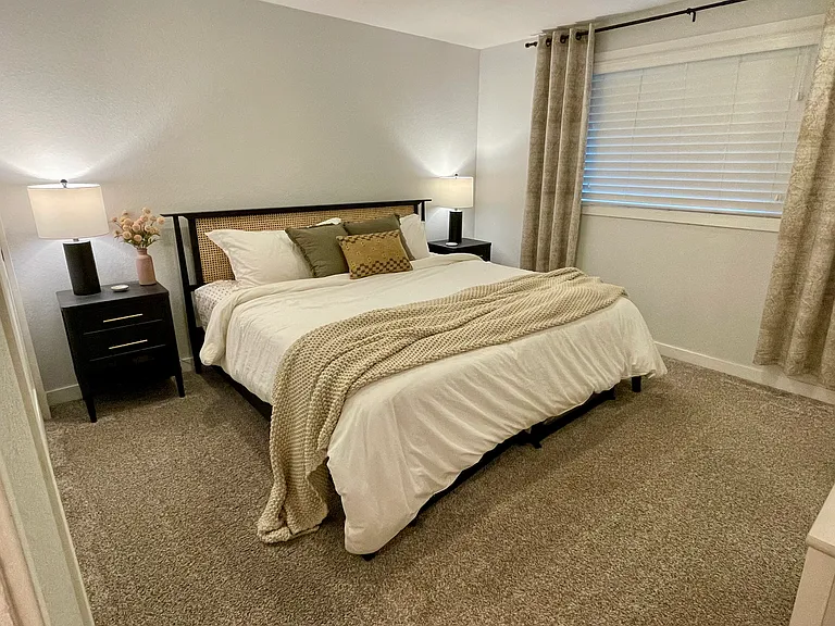 1237 E Victory Rd — Photo 8