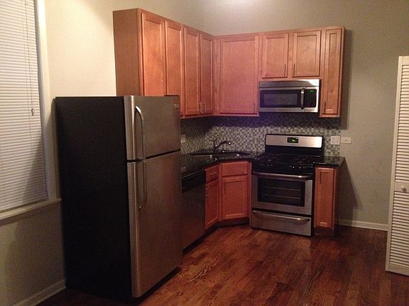 2nd image of 853 N Hermitage Ave APT 1R