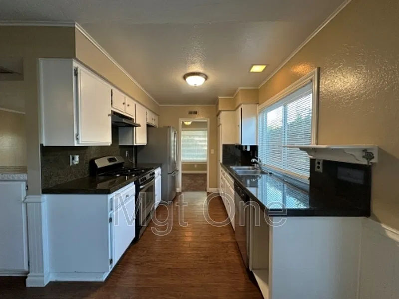 3 bed, 2.0 bath, 1511 sqft, $3,400 — Photo 2