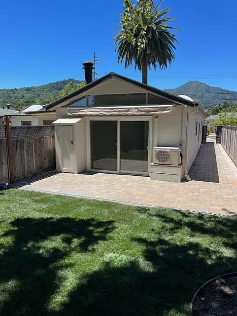 Studio, 700 sqft, $2,400 — Photo 3