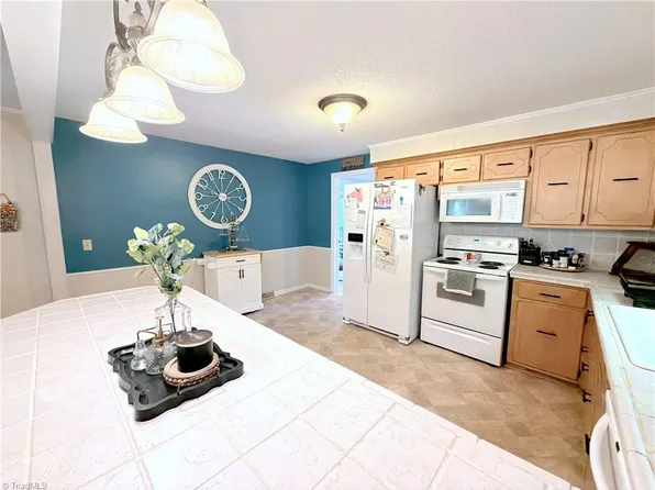 126 Auburn Ave, Elkin, NC 28621