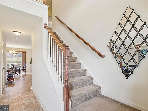 4th image of 111 Burgundy Ln