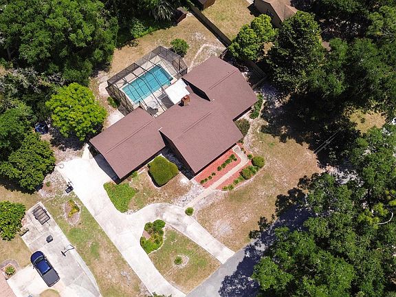 3rd image of 110 Thicket Ln