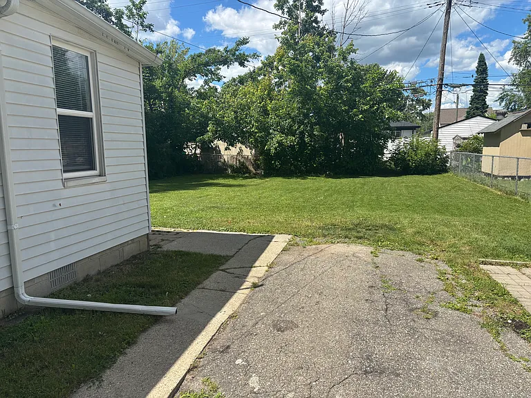 22441 Ridgeway St — Photo 48