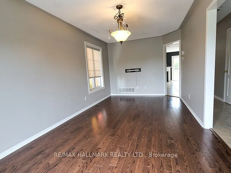 441 Heddle Cres N — Photo 2