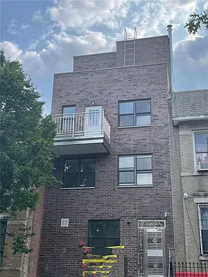 Sold by Remax Real Estate Professionals | media 7