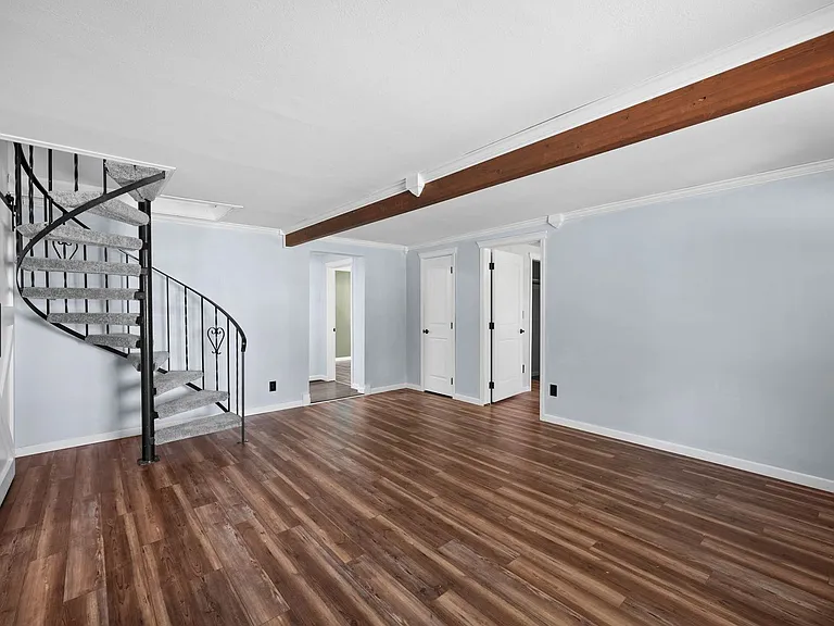 1504 E Queen Ave — Photo 3