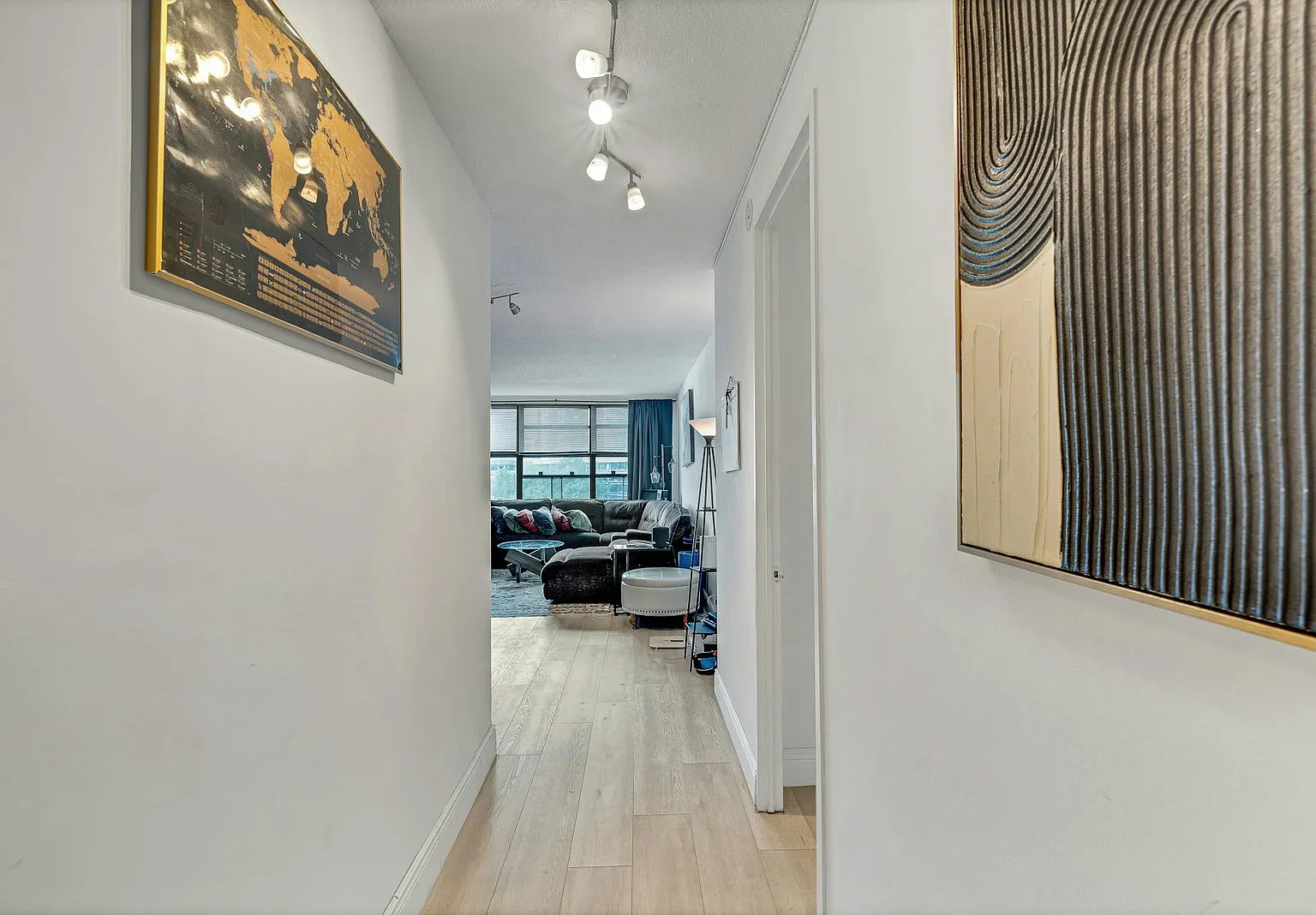 1 bed, 1.5 bath, 932 sqft, $3,100 — Photo 3
