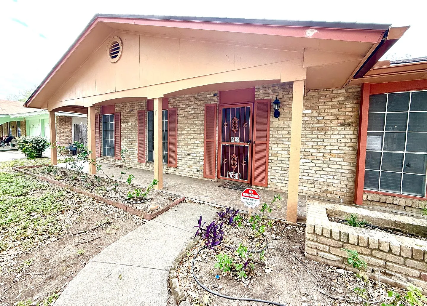 Available Now! 4 Bedroom / 2 Bath Home W/ Two Car Garage! — Photo 2