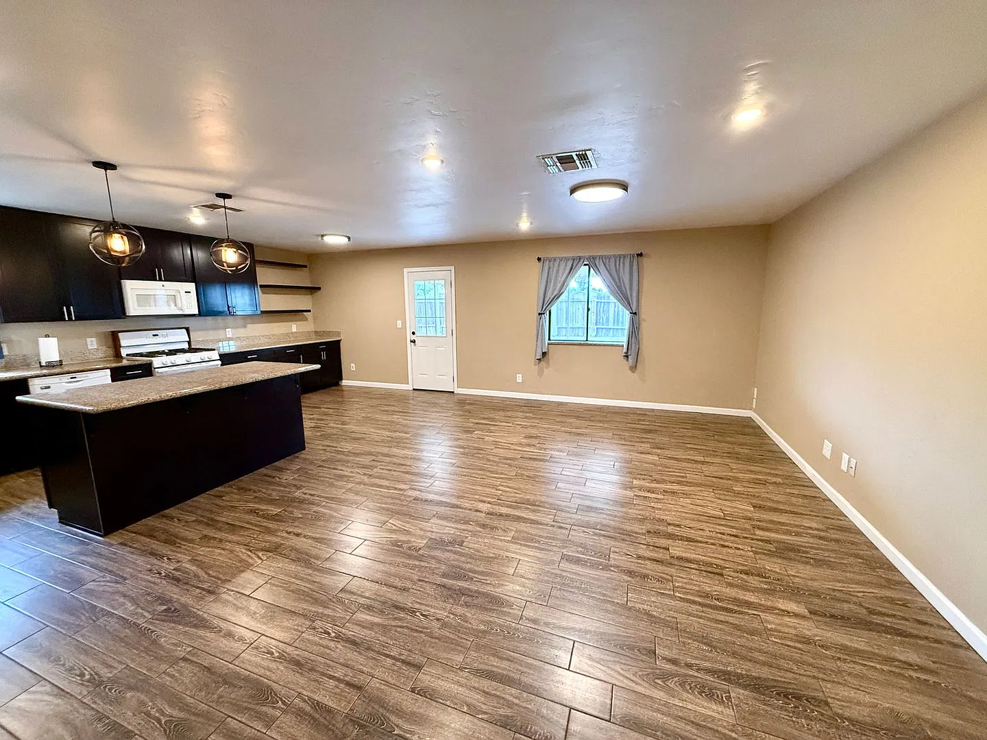 Updated 2 Bedroom Home Near Hualapai School Open Floor Plan & Fenced Backyard! — Photo 4