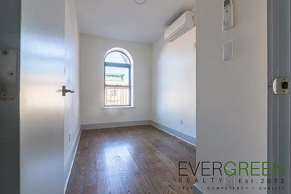 Rented by Evergreen Apartments BK | media 8