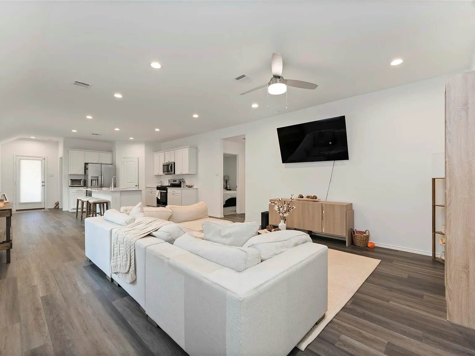 3 bed, 2.0 bath, 1562 sqft, $2,400 — Photo 1