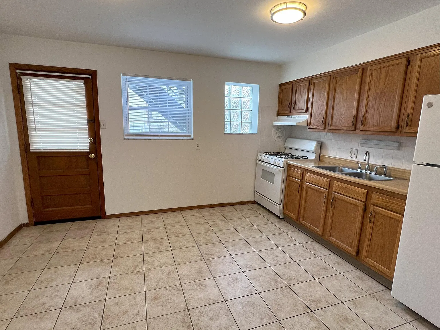 2 bed, 900 sqft, $1,175 — Photo 2