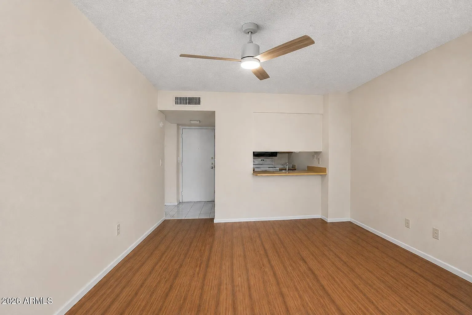 1 bed, 1.0 bath, 576 sqft, $950 — Photo 2