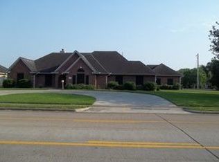 900 E Wilkins St, Angleton, TX 77515