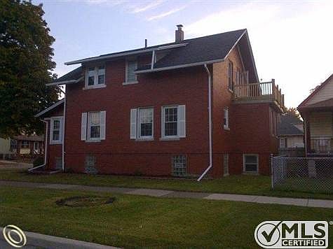 267 Spruce ext6.jpg