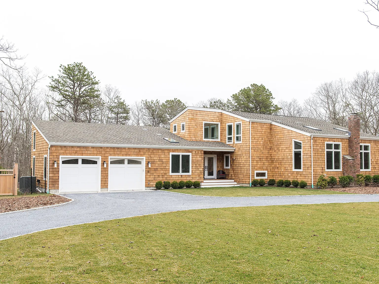 Contemporary Living with Tennis in East Hampton Northwest — Photo 1