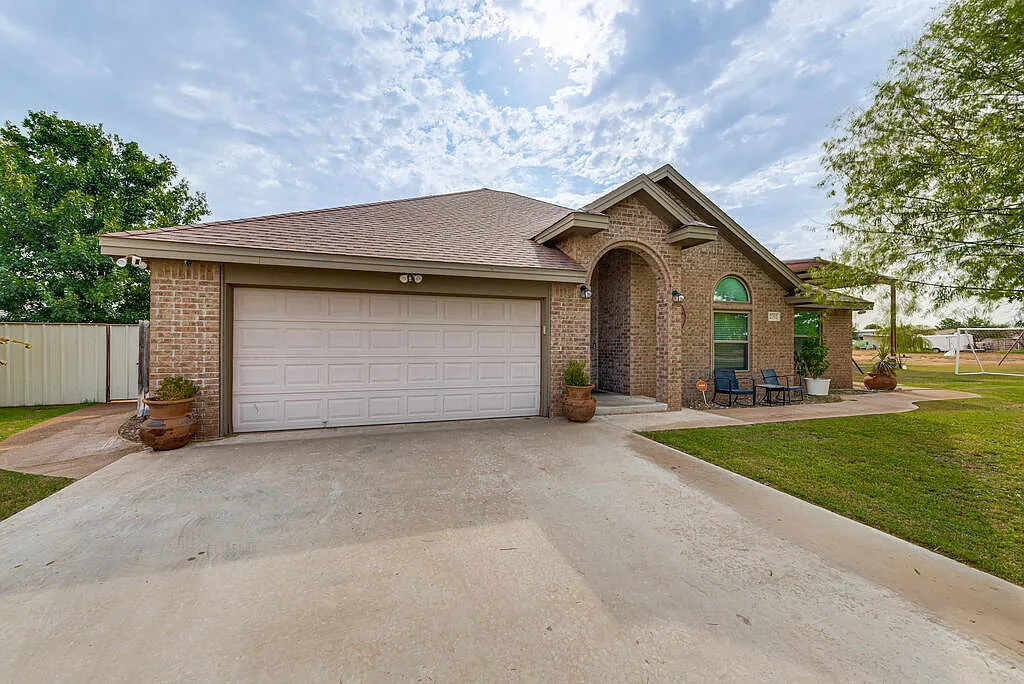 4 bed, 2.0 bath, 1784 sqft, $3,500 — Photo 1