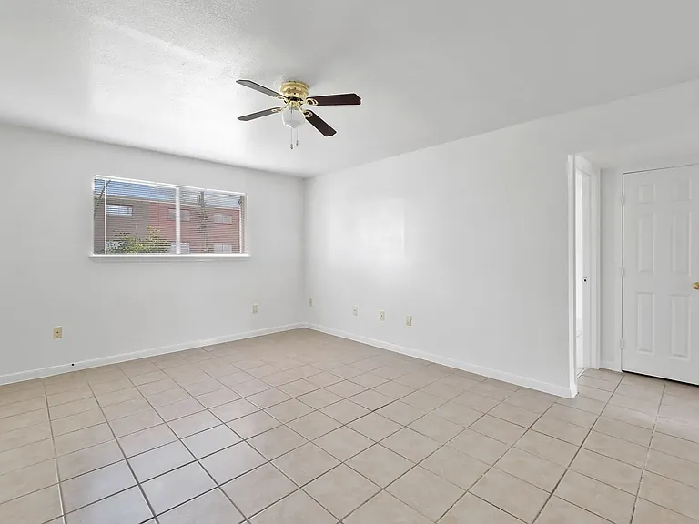 La Paloma Village Apartments — Photo 12