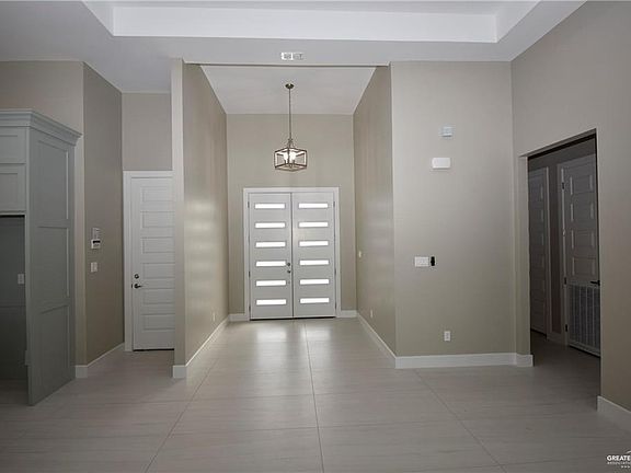 2nd image of 805 N Buxton Ave