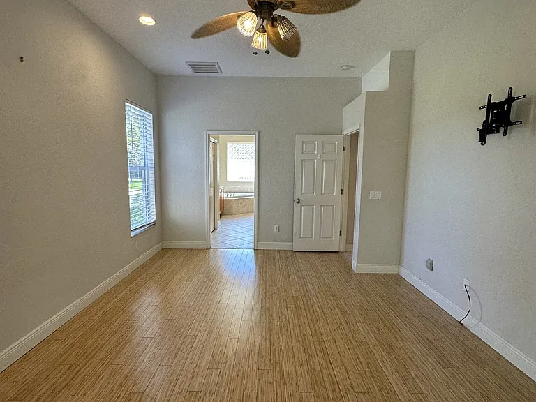130 Oyster Pl — Photo 17