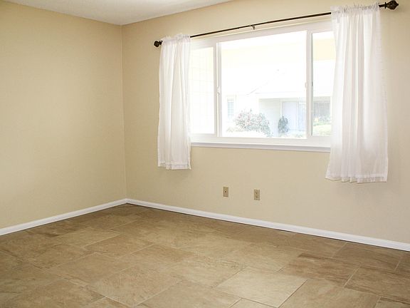 5th image of 131 E Fiesta Grn