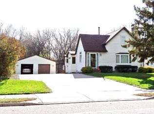 324 County Road B W, Roseville, MN 55113