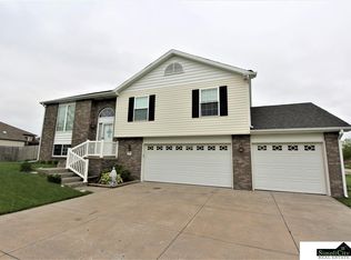 6001 Bridle Ln, Lincoln, NE 68516