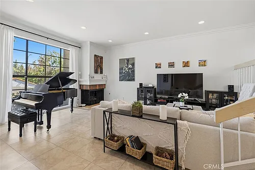 17106 Burbank Blvd Photo 1